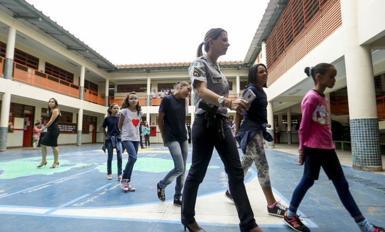 Estudantes de Minas Gerais protestam contra modelo cívico-militar