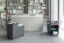Mobiliário minimalista: caixa de metal vira assento móvel
