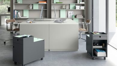 Mobiliário minimalista: caixa de metal vira assento móvel