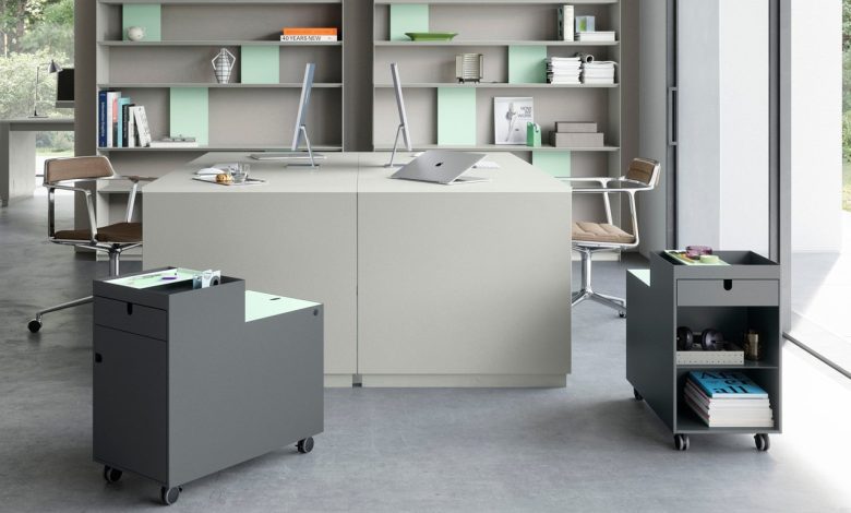 Mobiliário minimalista: caixa de metal vira assento móvel