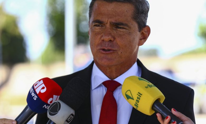 General visita acampamento golpista e declara ao STF