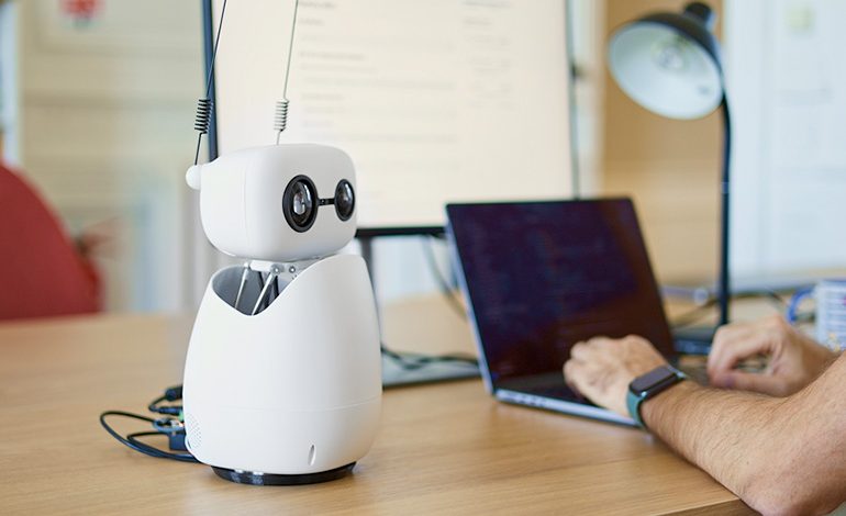 Hugging Face lança robô Reachy Mini como plataforma de AI