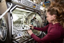 NASA astronauta realiza experimento em microgravidade