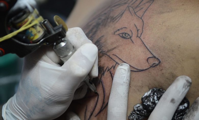 CFM proíbe anestesia para tatuagens no SUS