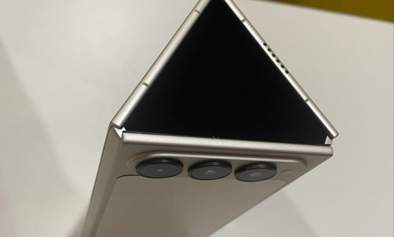 TEC Phantom Ultimate revela design dobrável tri-fold