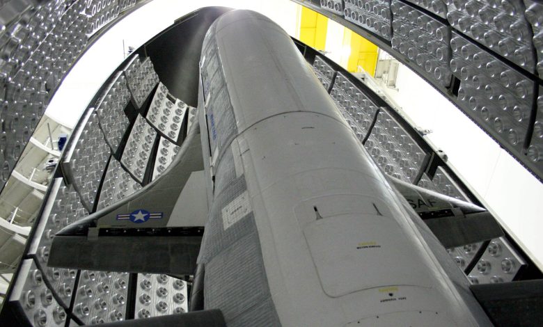 Força Espacial dos EUA lança X-37B para testar tecnologia orbital