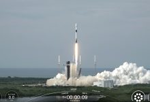 SpaceX lança satélites de internet, foguete pousa no mar