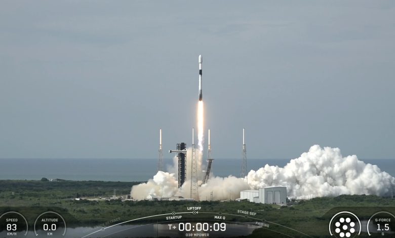 SpaceX lança satélites de internet, foguete pousa no mar