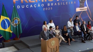 MEC recebe prêmio enquanto Lula destaca evasão escolar