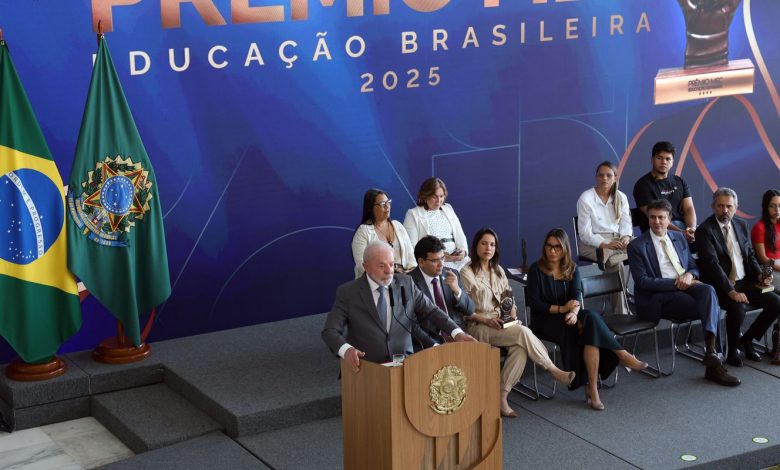 MEC recebe prêmio enquanto Lula destaca evasão escolar