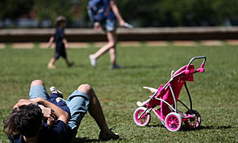Pediatras pedem lei para licença-paternidade de 1 mês