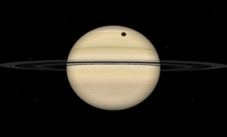 NASA observa satélite Titan obscurecer Saturno em 19 de agosto