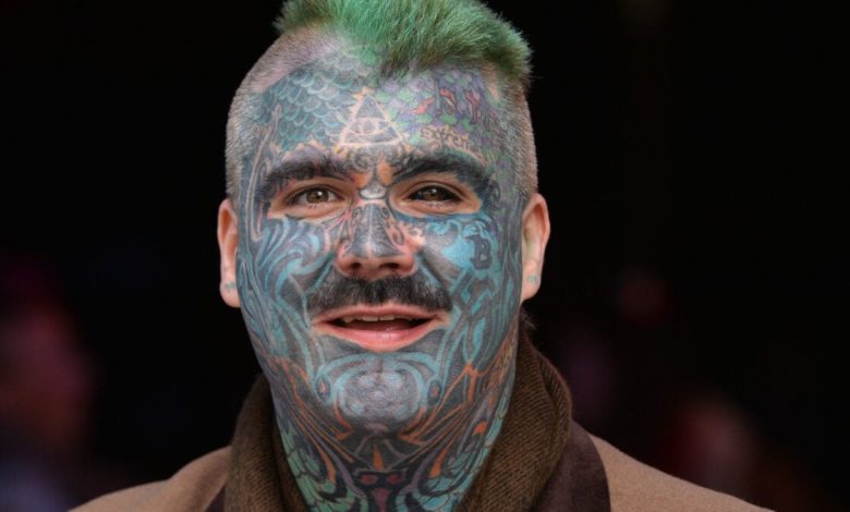 Britain's Most Tattooed Man critica lei de verificação de idade