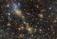 NASA captura ponte de estrelas sendo puxadas por galáxia