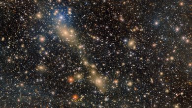 NASA captura ponte de estrelas sendo puxadas por galáxia