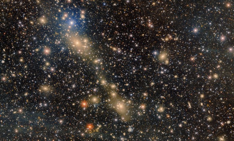 NASA captura ponte de estrelas sendo puxadas por galáxia