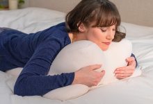 Design inova travesseiro para quem dorme de barriga para baixo