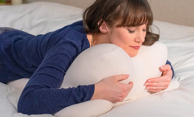 Design inova travesseiro para quem dorme de barriga para baixo