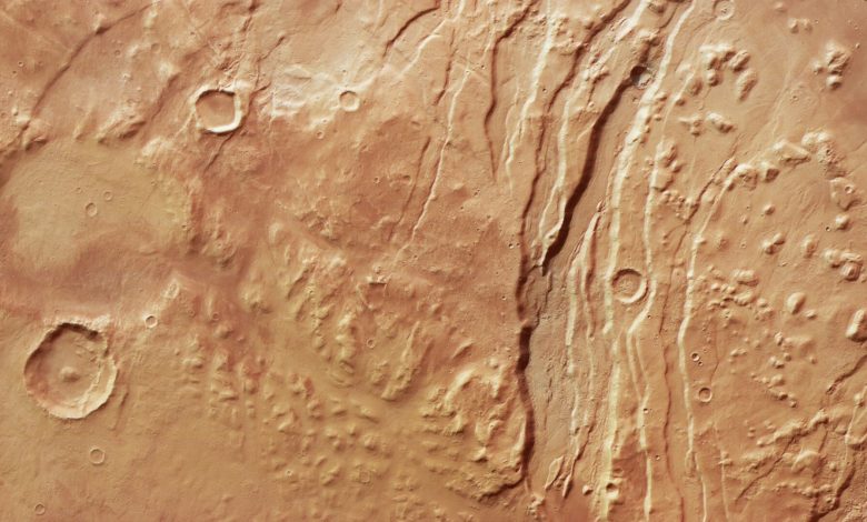 NASA explora chasmas em Marte com satélite em órbita