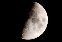 NASA observa a lua crescente sob a sombra de um escorpião