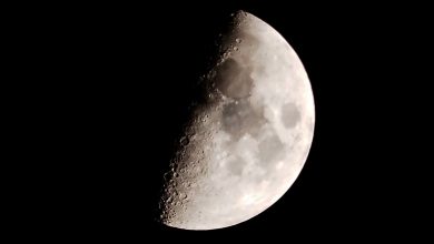 NASA observa a lua crescente sob a sombra de um escorpião
