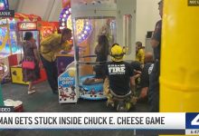 Jogadora fica com a mão presa em jogo de Chuck E. Cheese