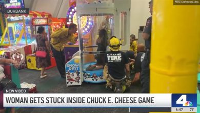 Jogadora fica com a mão presa em jogo de Chuck E. Cheese