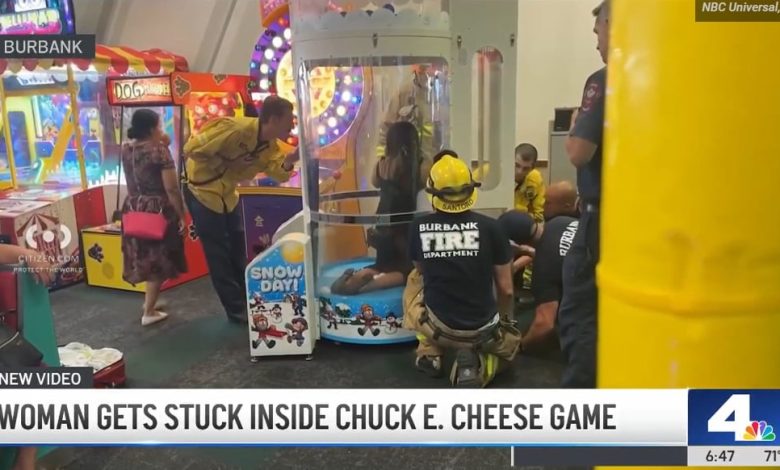 Jogadora fica com a mão presa em jogo de Chuck E. Cheese