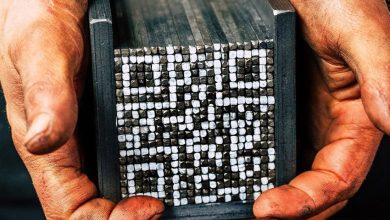 QR Codes se fundem ao aço Damasco em design inovador