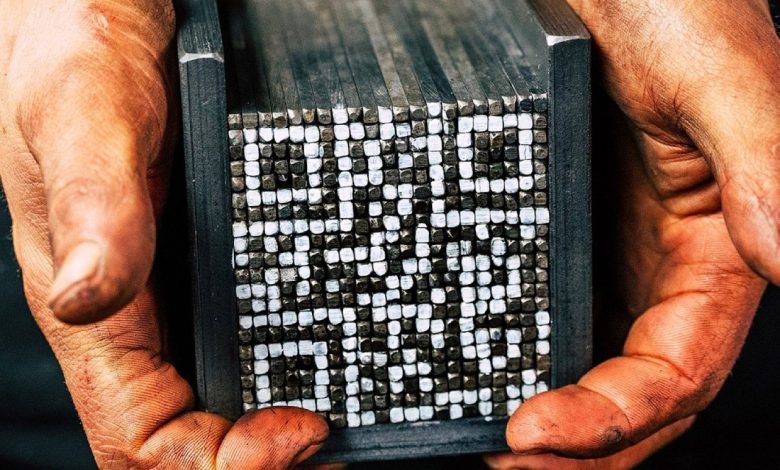 QR Codes se fundem ao aço Damasco em design inovador