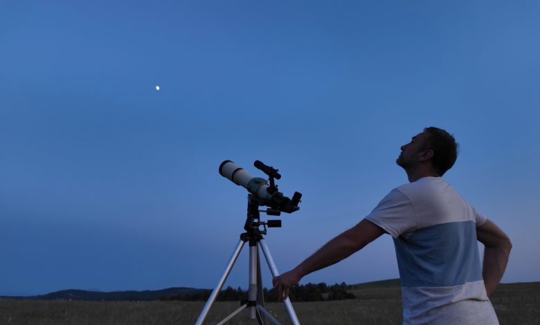 NASA observa satélites em encontro próximo com Saturno