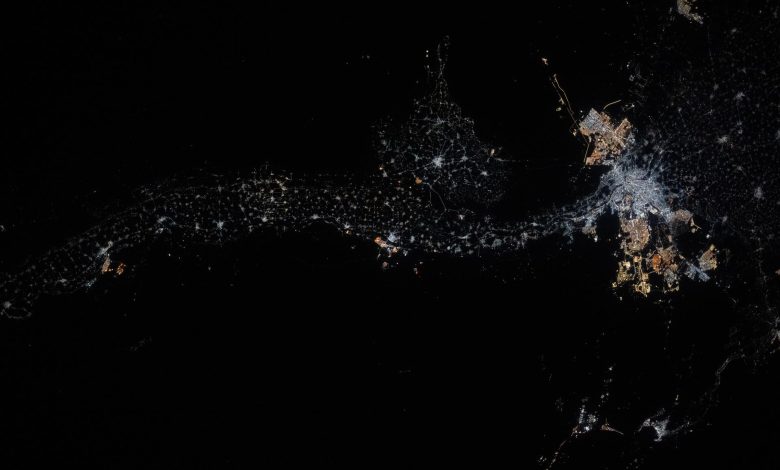 Astronauta da ISS registra o Nilo iluminado à noite