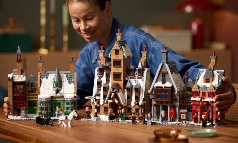 LEGO apresenta vilarejo de Hogsmeade com design explorável