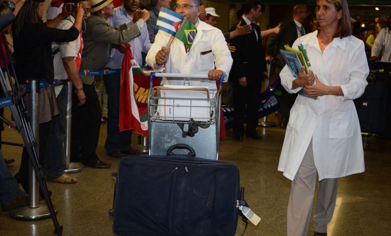Associação de médicos cubanos critica ação dos EUA contra SUS