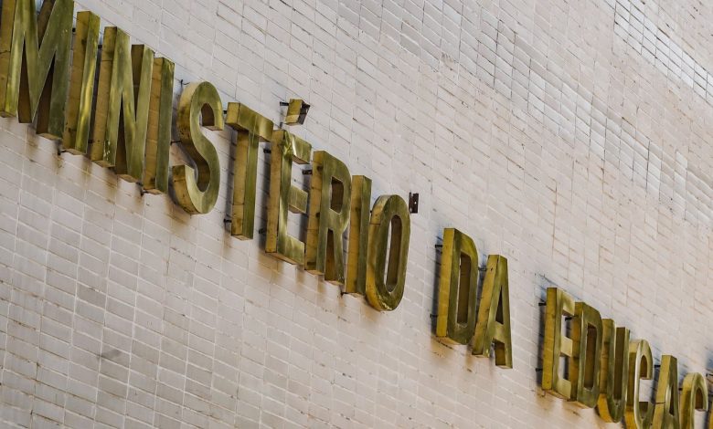 MEC lança curso de 180 horas para ensino de professores