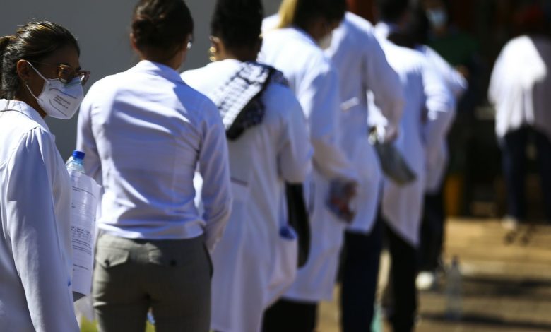 INEP define nota de corte de 61 para ensino no Revalida 2025/2