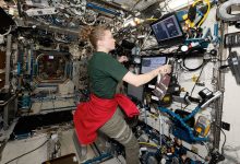 NASA comemora 400 dias na ISS com astronauta em órbita
