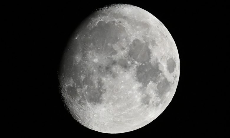 NASA observa Lua brilhando ao lado da estrela Antares hoje