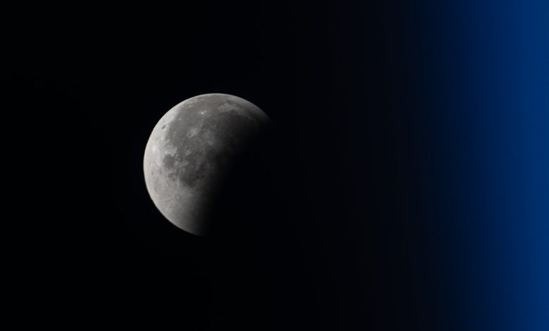 NASA registra eclipse lunar total da ISS em fotos impressionantes