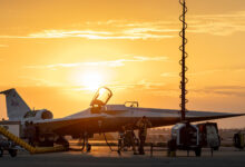 NASA revela imagem do jato supersônico X-59 ao amanhecer