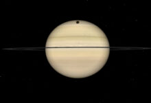 NASA vê sombra de Titã cruzar Saturno neste fim de semana