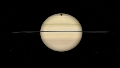NASA vê sombra de Titã cruzar Saturno neste fim de semana