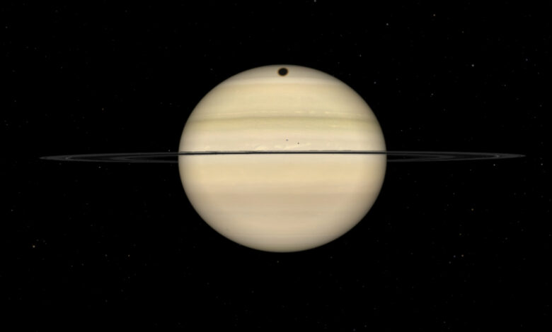 NASA vê sombra de Titã cruzar Saturno neste fim de semana