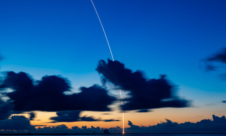 SpaceX lança 28 satélites Starlink da costa da Flórida