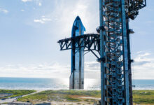 SpaceX move foguete Starship para teste em lançamento