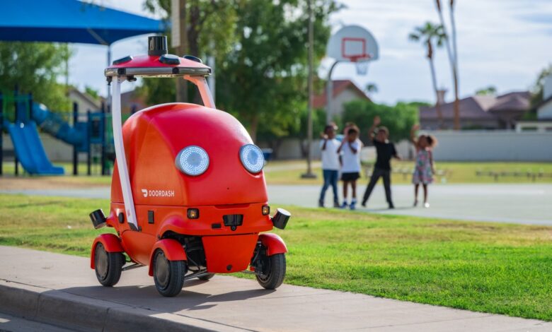 DoorDash apresenta Dot, robô autônomo para entregas de comida