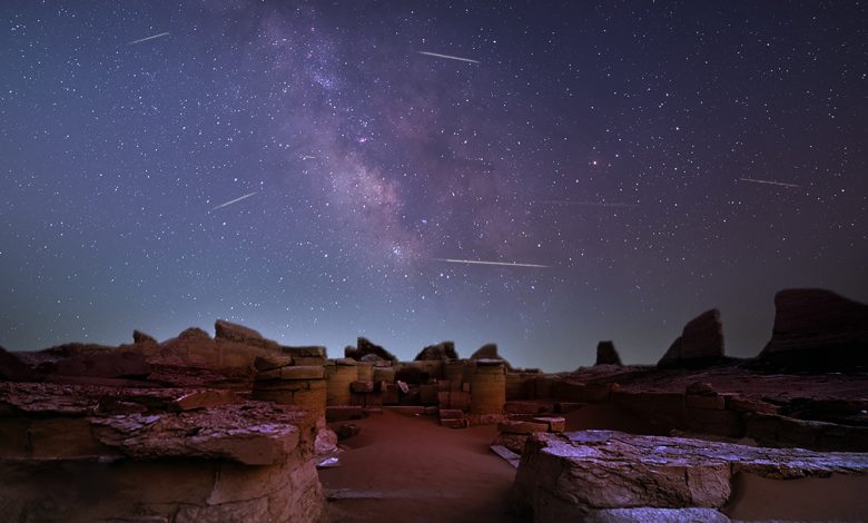Perseid ilumina órbita da Via Láctea sobre templo egípcio
