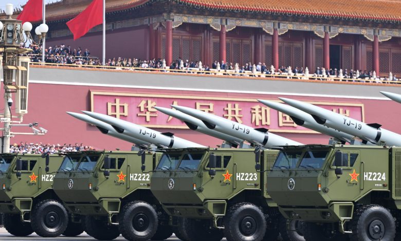 China exibe mísseis hipersônicos e ICBMs em desfile militar