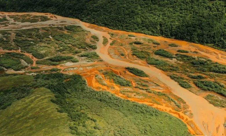 Pesquisa identifica causas de rios do Alasca ficarem alaranjados