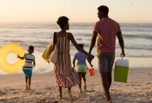 Praia contaminada por fezes afeta férias prolongadas do Brasil